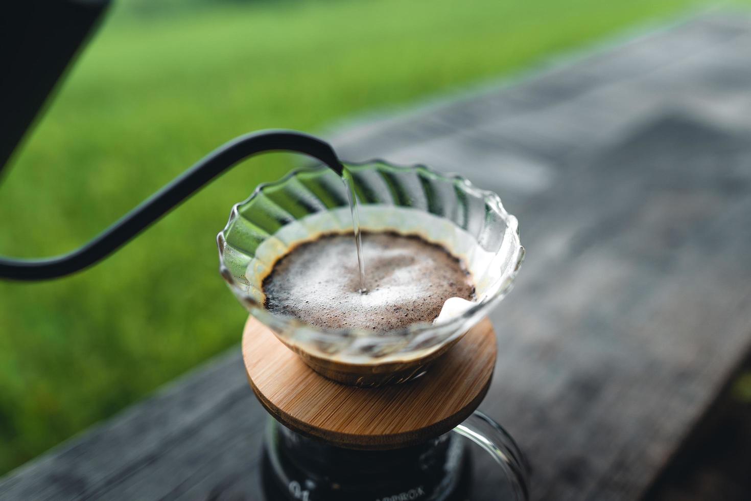 cafetera de goteo en la mesa de madera foto