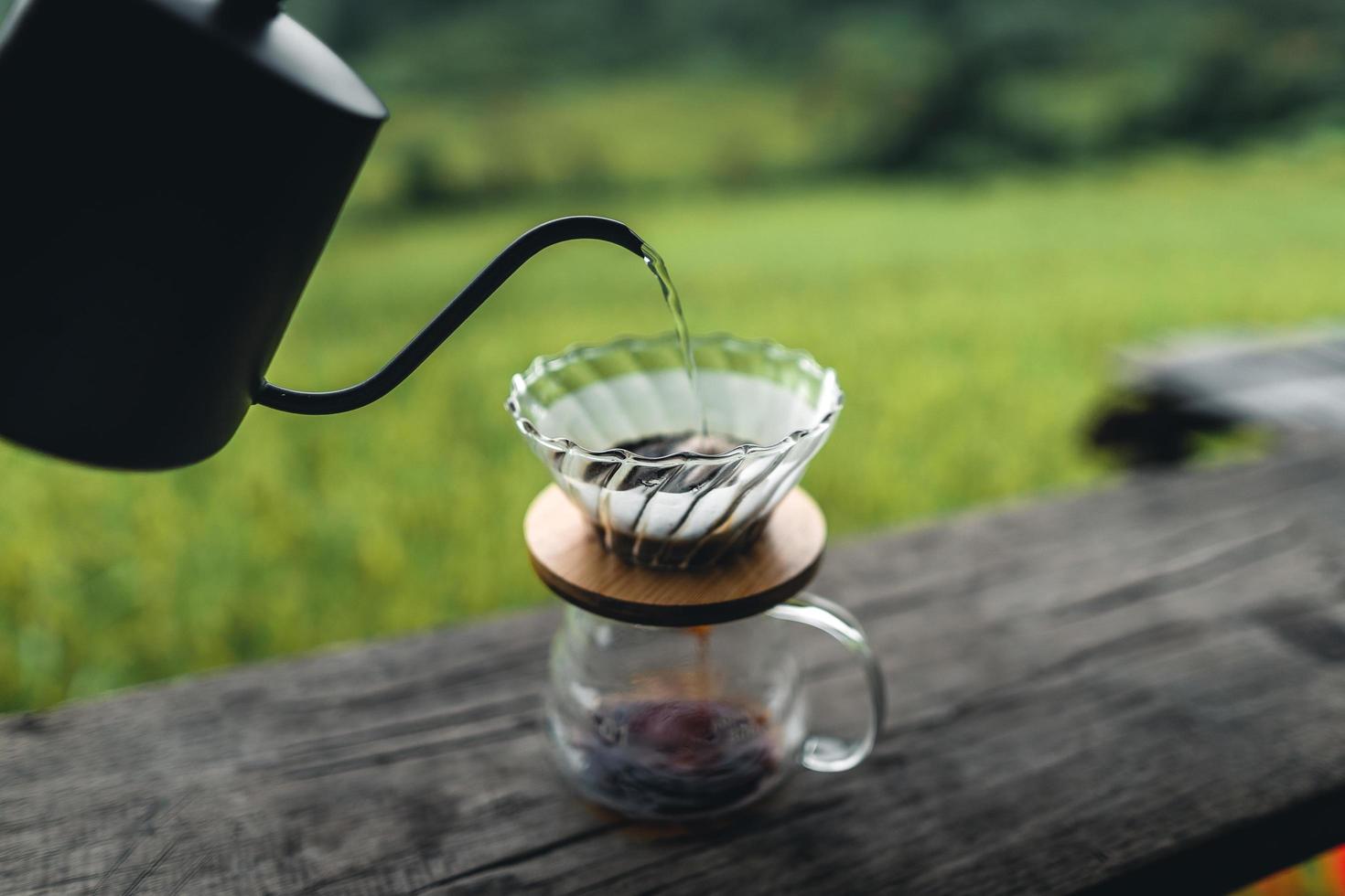 cafetera de goteo en la mesa de madera foto