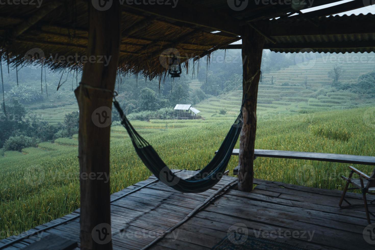 en una cabaña de madera en un campo de arroz verde foto