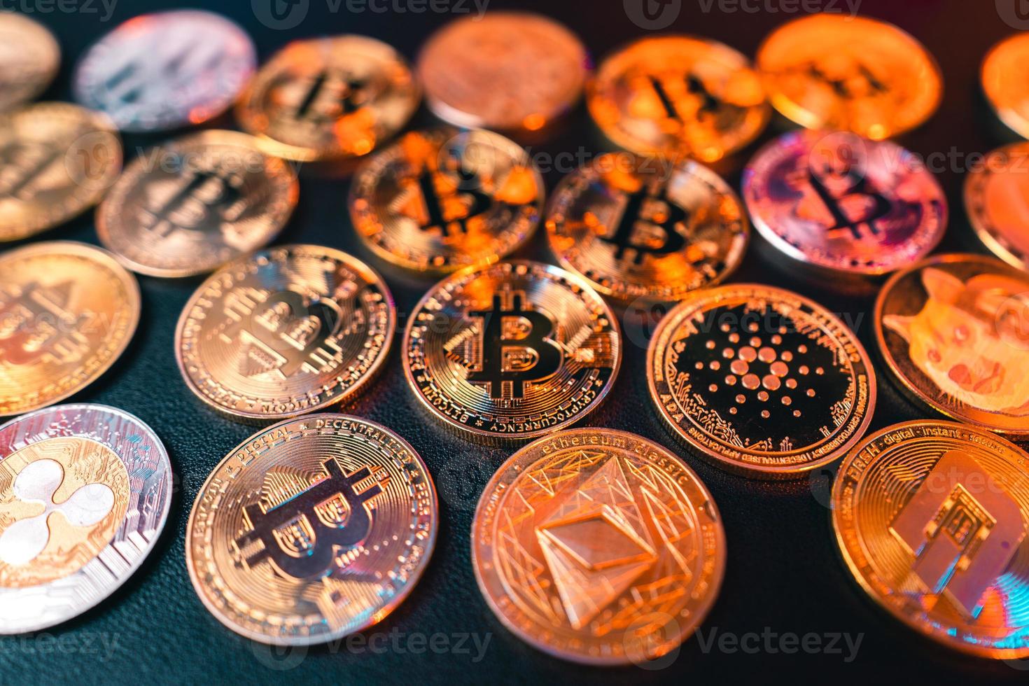 monedas criptográficas y dinero en el escritorio foto