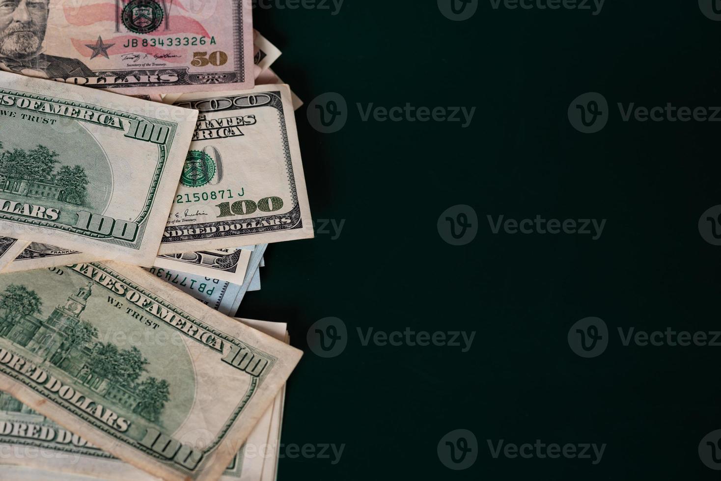 concepto de banca y finanzas. billetes de papel dólares sobre un fondo verde. foto