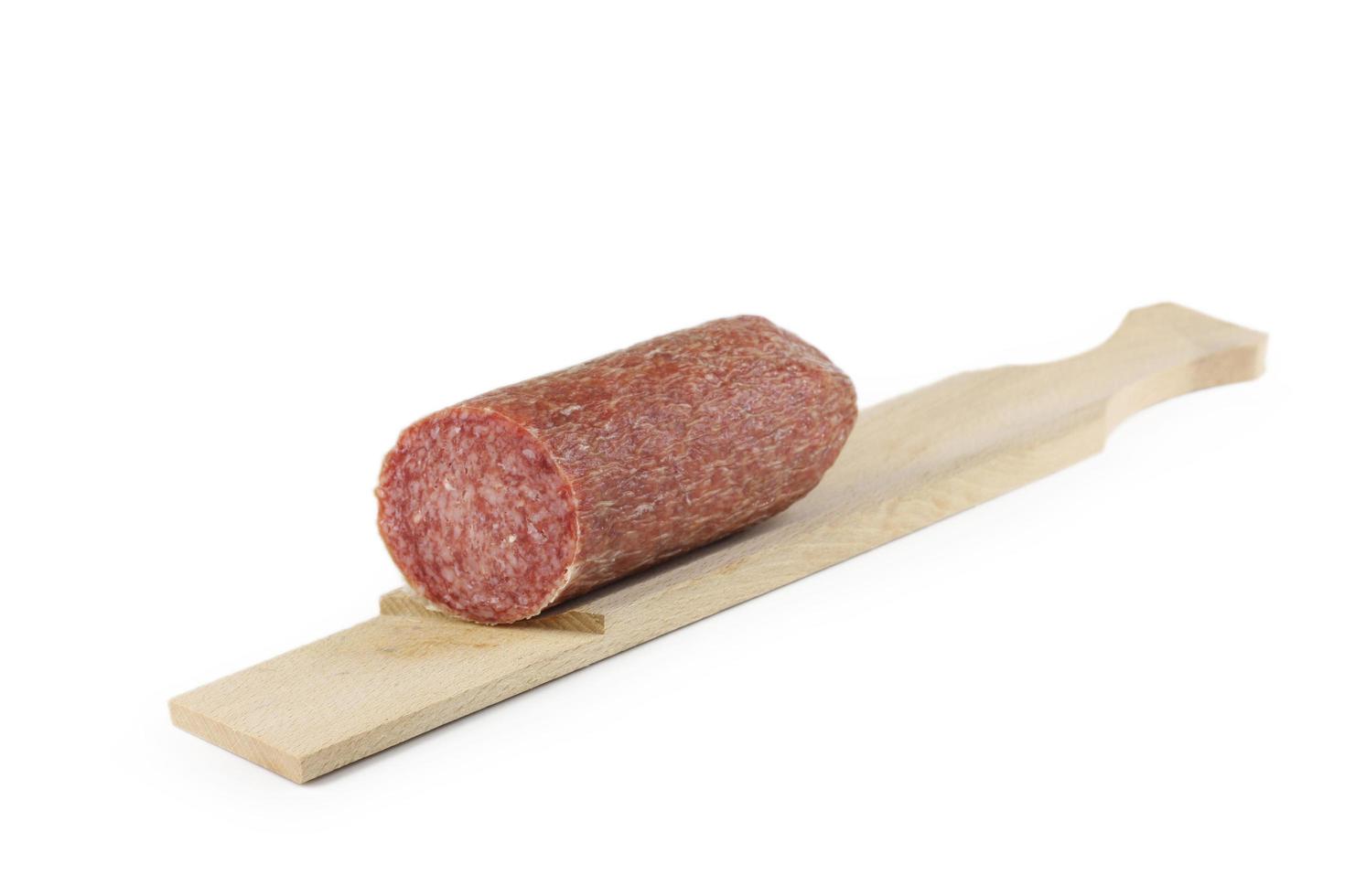 salchicha de salami en blanco foto