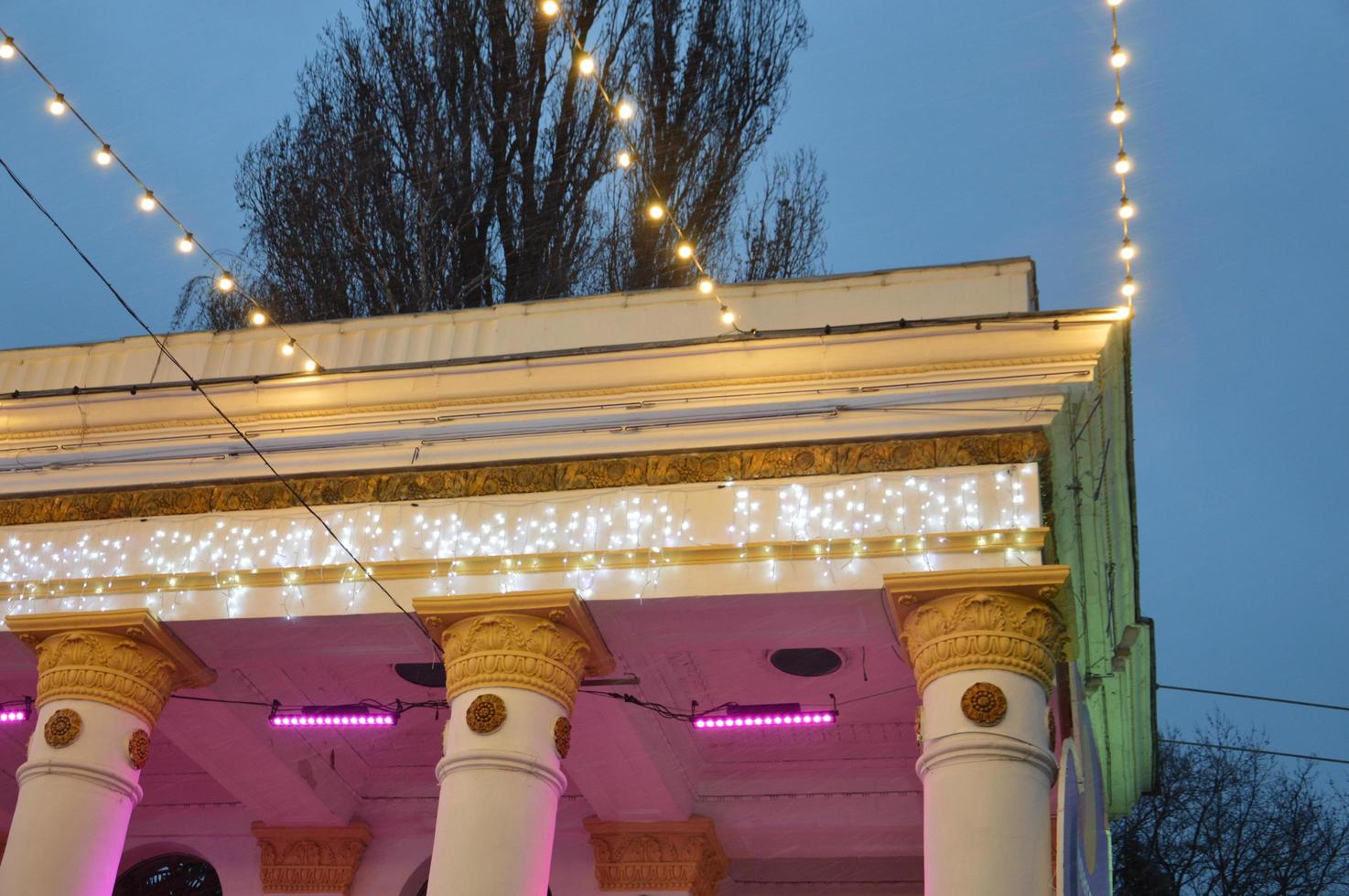 decoraciones de año nuevo detalles de diseño de la ciudad de noche y elementos de iluminación foto