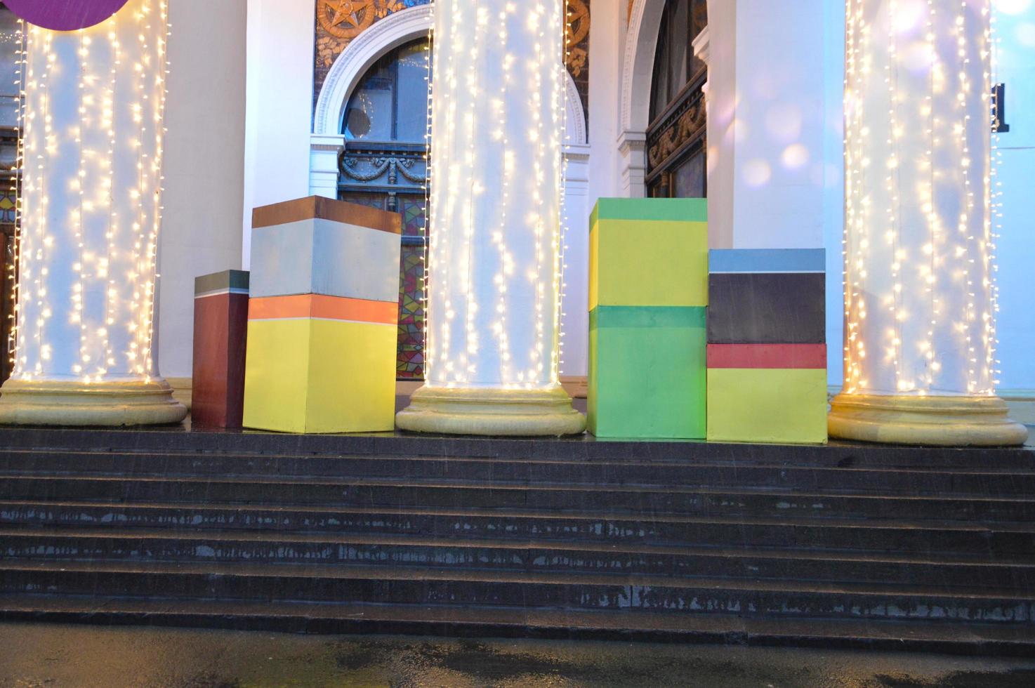 guirnaldas de año nuevo con grandes cajas de regalo para regalos iluminados foto