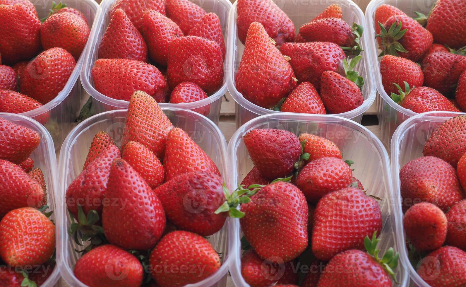 fresas en caja de frutas foto