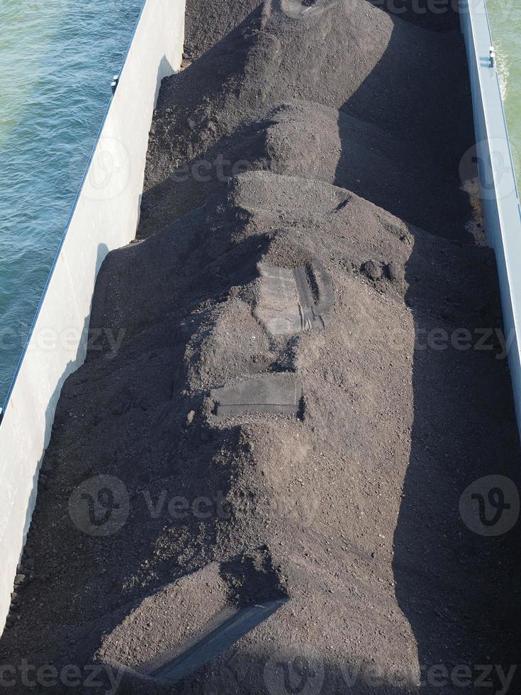 Barcaza transportando tierra sobre el río Rhein en Koeln foto