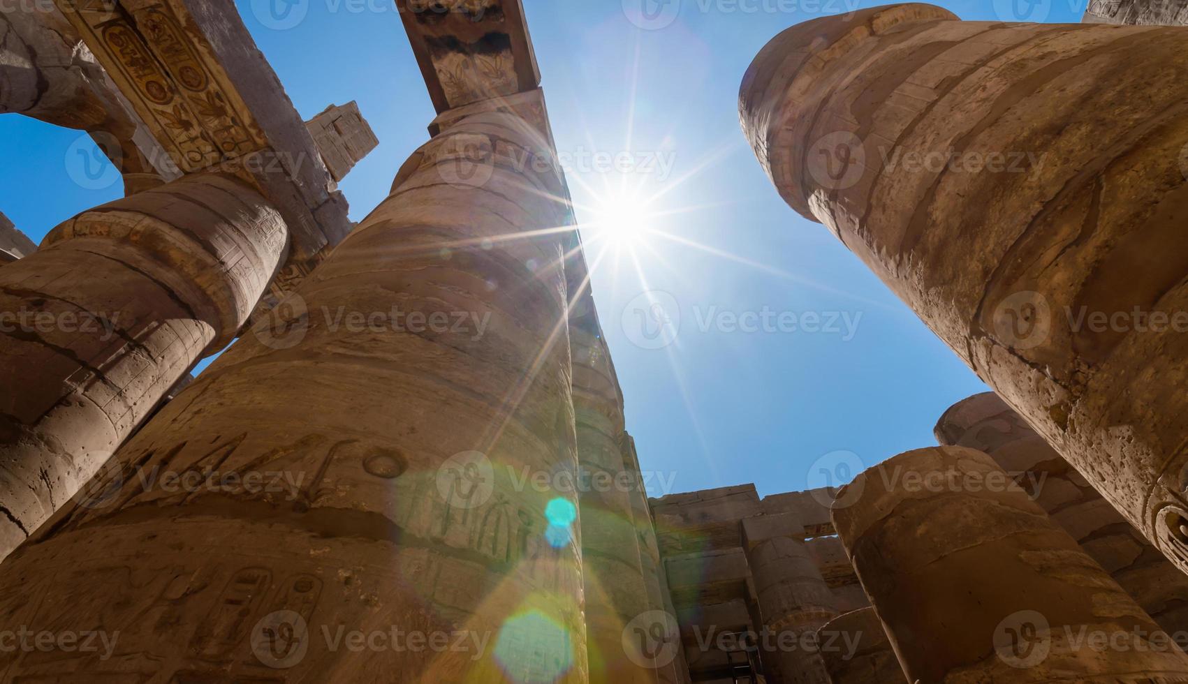 Columnas antiguas en un templo de Karnak en Luxor. foto