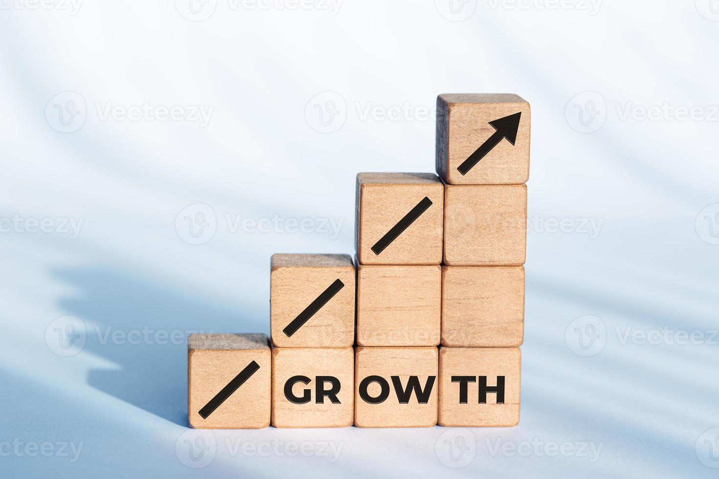 concepto de crecimiento o negocio. icono de flecha y palabra en dados de madera foto