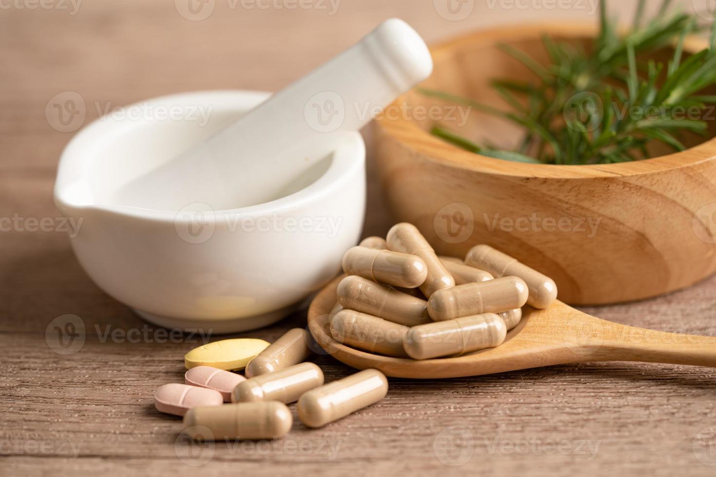 medicina alternativa cápsula orgánica a base de hierbas con vitamina e omega 3 aceite de pescado, mineral, medicamento con hojas de hierbas suplementos naturales para una vida sana y buena. foto