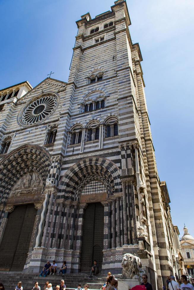 Génova, Italia, 2 de junio de 2015 - Personas no identificadas por la catedral de Génova en Italia. La catedral de Génova es una catedral católica romana dedicada a San Lorenzo y es la sede del arzobispo de Génova. foto