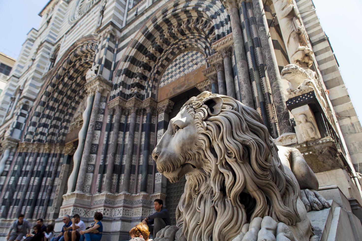 Génova, Italia, 2 de junio de 2015 - Personas no identificadas por la catedral de Génova en Italia. La catedral de Génova es una catedral católica romana dedicada a San Lorenzo y es la sede del arzobispo de Génova. foto