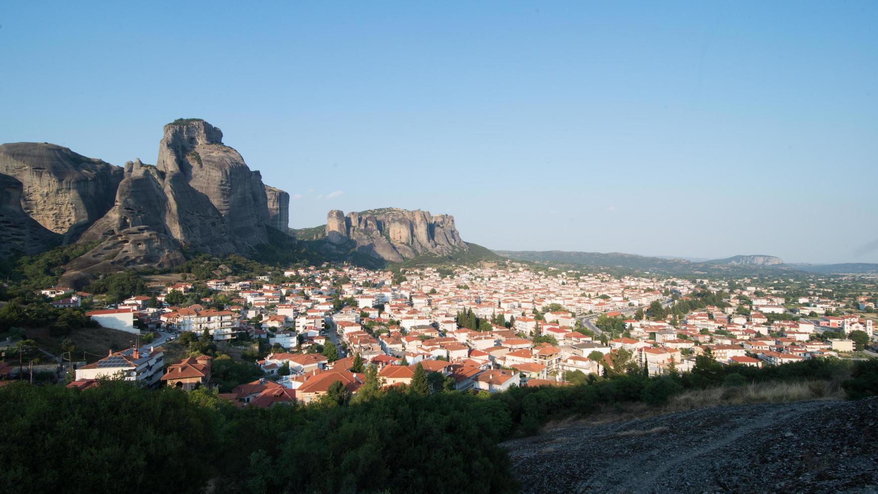 Vista de la ciudad de Kalambaka, Grecia, con las montañas de Meteora como fondo foto