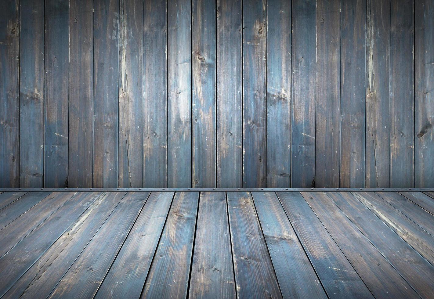 Mesa de madera pintada de azul con fondo de pared oscura foto