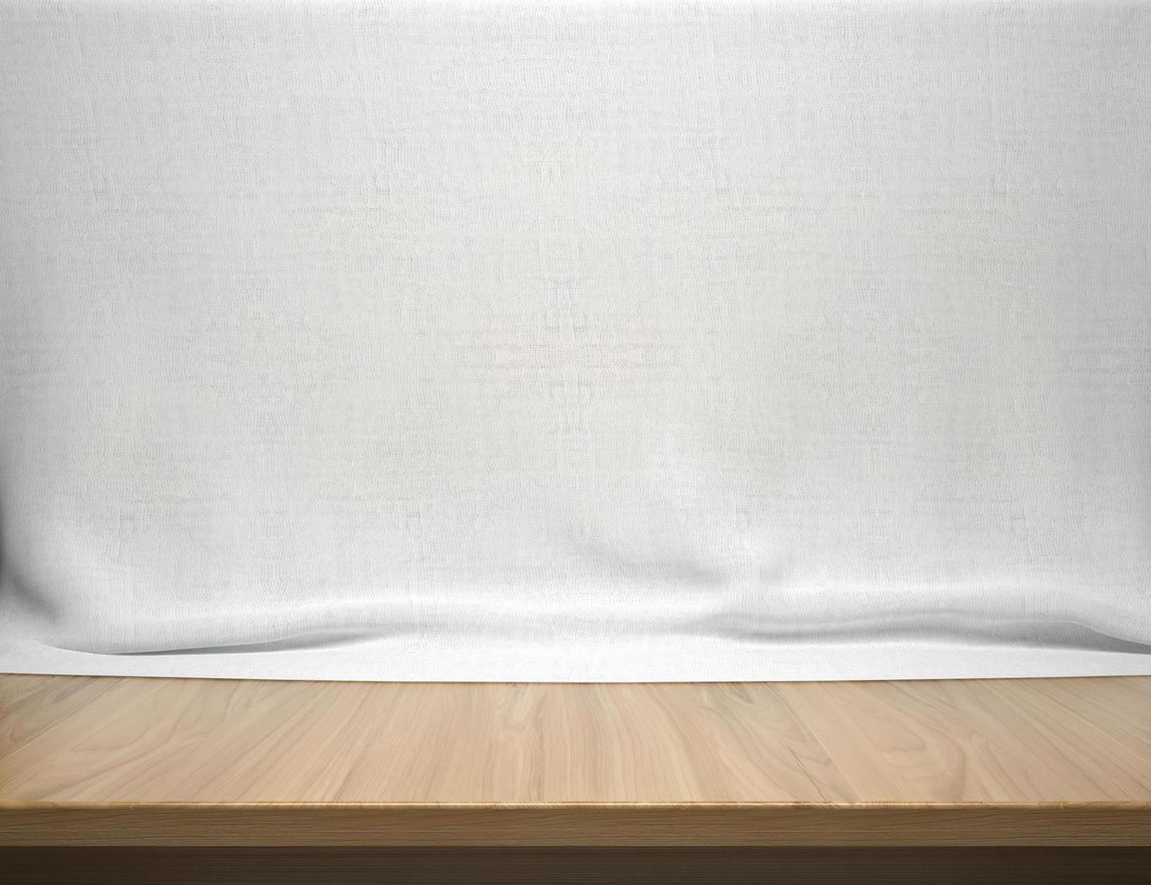 Mesa de madera con fondo de tela de algodón blanco foto