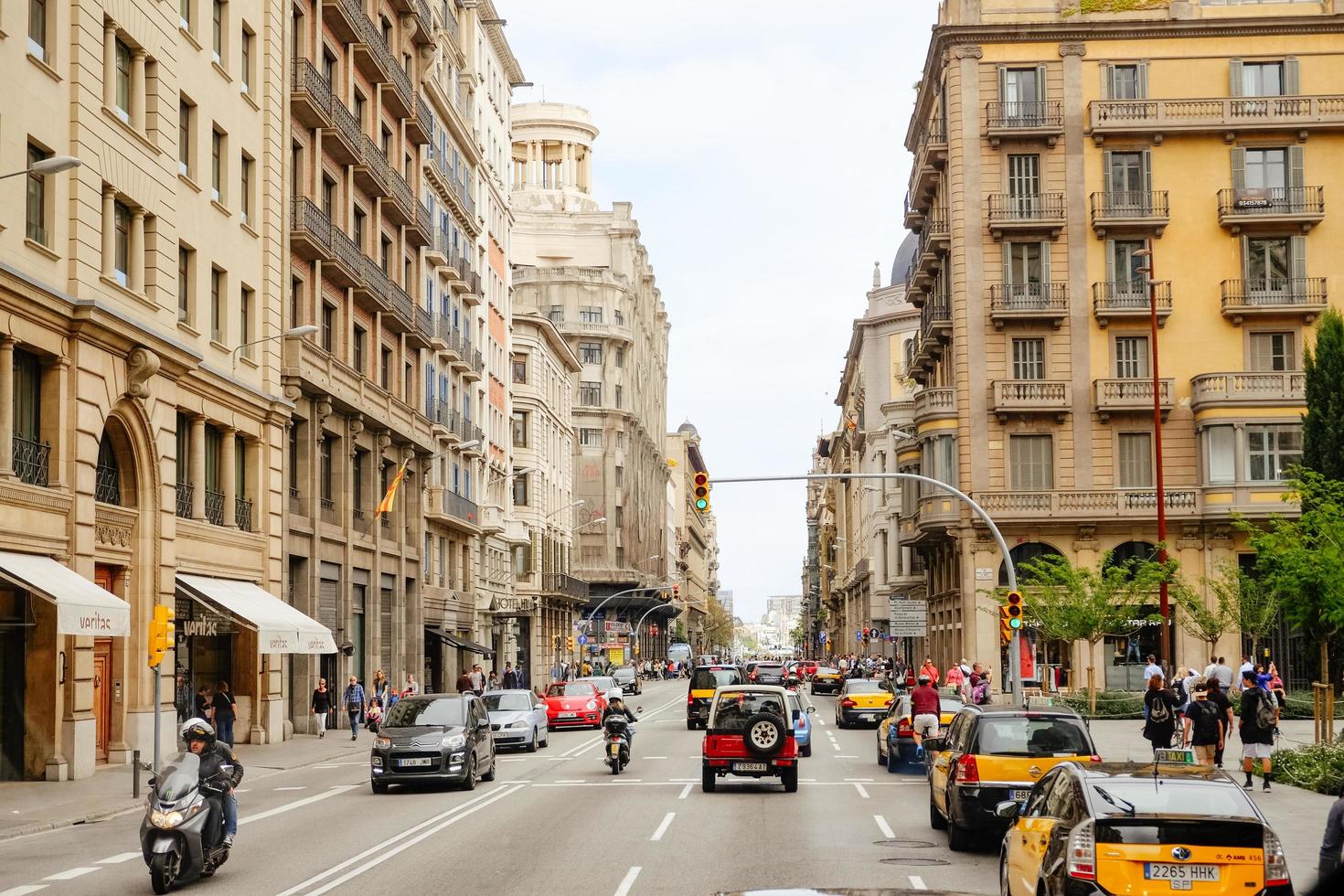 Barcelona, España, 2017- tráfico en una calle de Barcelona con hermosos edificios a lo largo de la carretera. foto