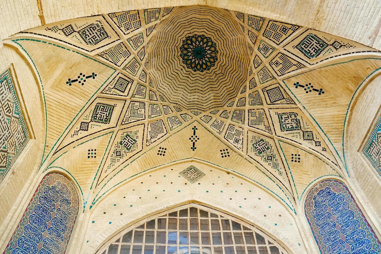 Shiraz, Irán, 2016 - Techo de cúpula persa patrón de ladrillos y mosaicos de un edificio cerca de la tumba del poeta Hafez. foto