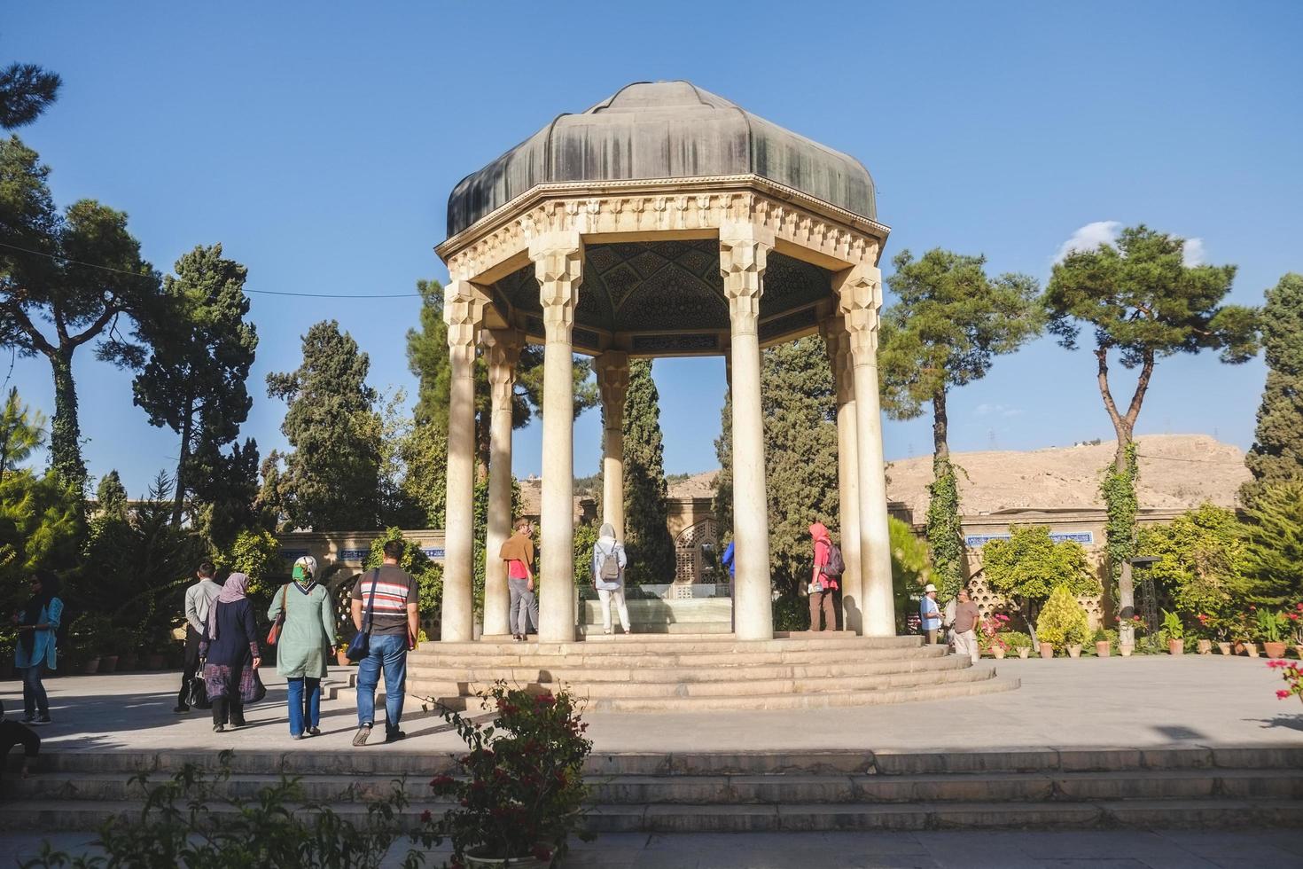 shiraz, irán, 2016: el pabellón sobre la tumba de hafez, con el salón conmemorativo al fondo. foto