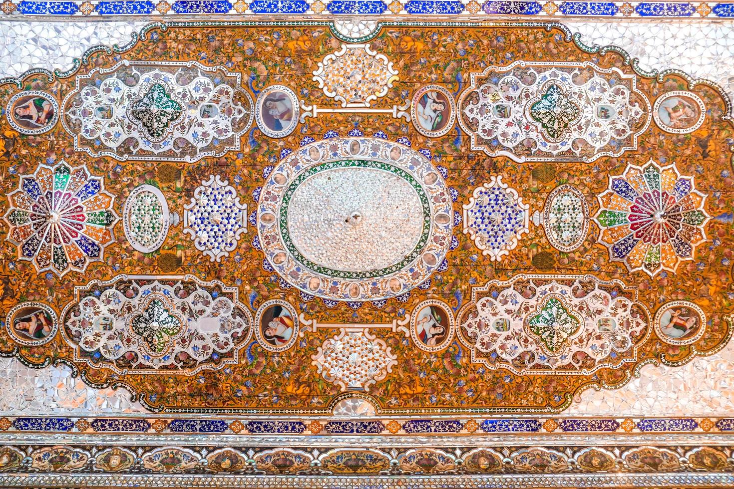 shiraz, irán, 2016 - hermoso techo de la casa qavam o narenjestan e ghavam, adornado con azulejos de espejo y pintura en madera. foto