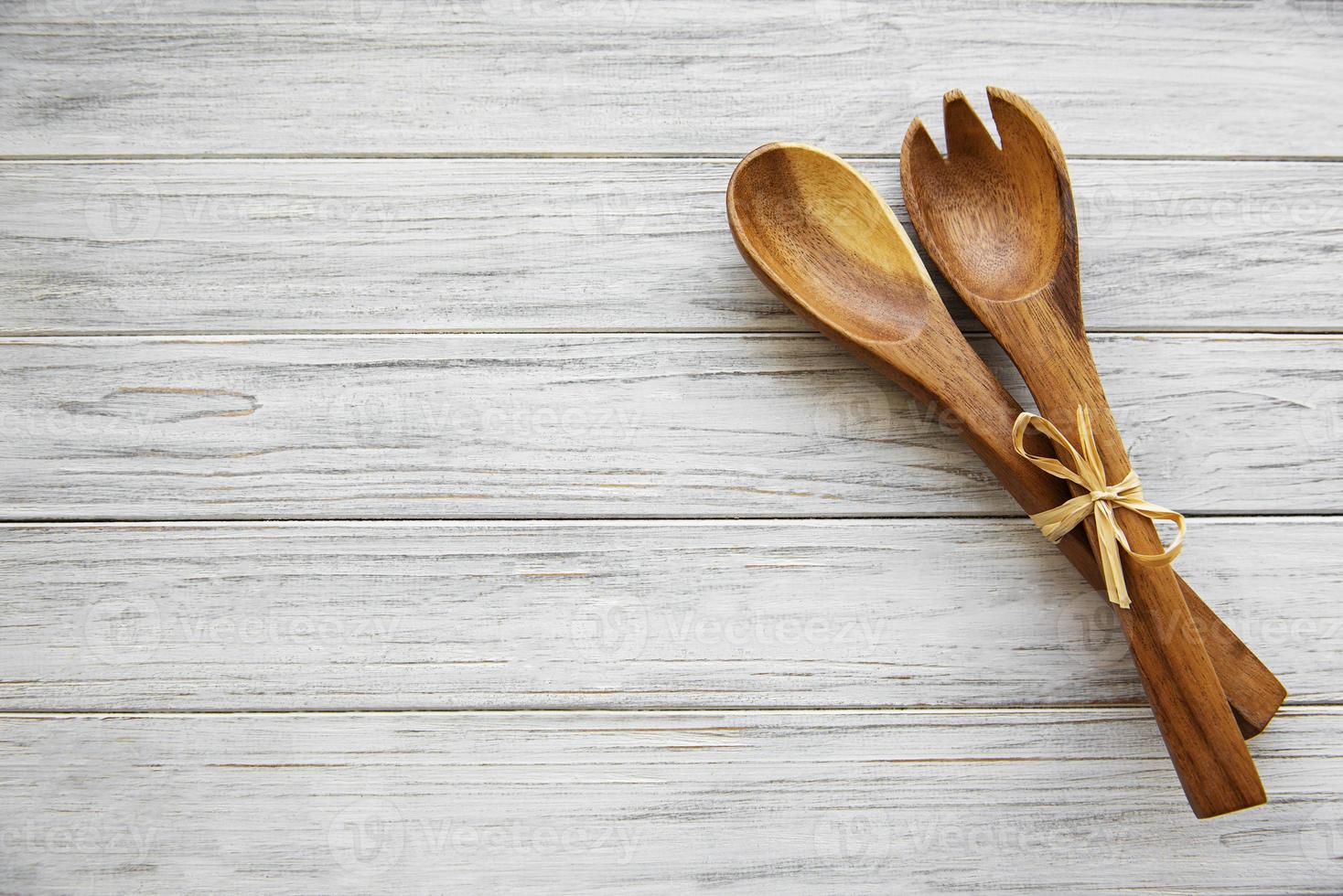 dos cucharas de ensalada de madera foto