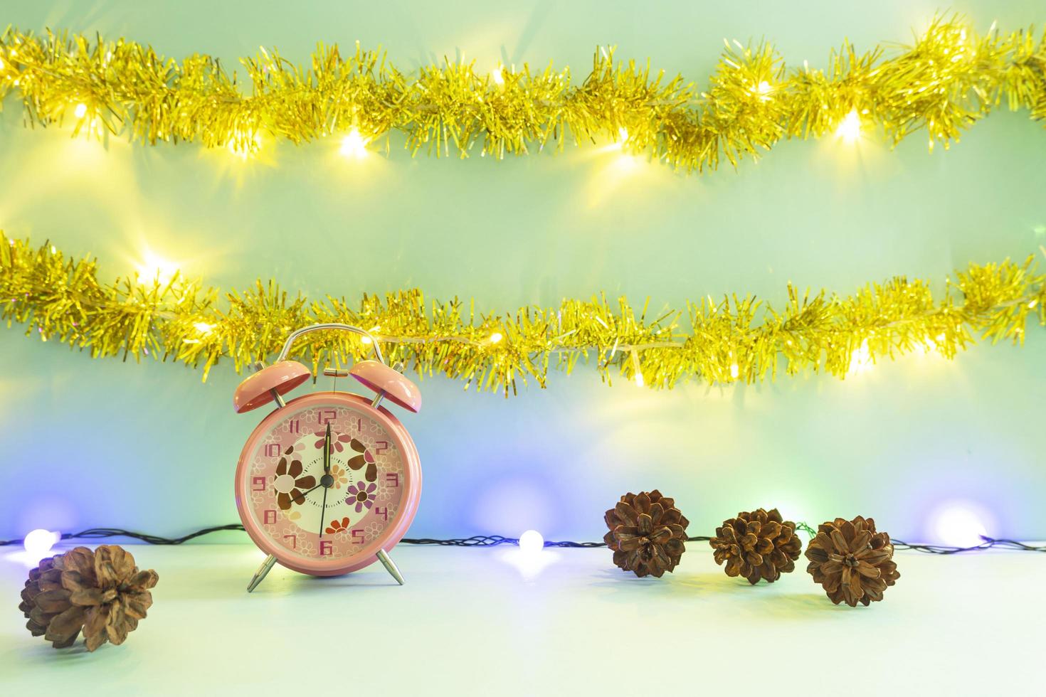 idea de concepto minimalista que muestra productos. fondos de navidad y año nuevo. despertador. flor de pino foto