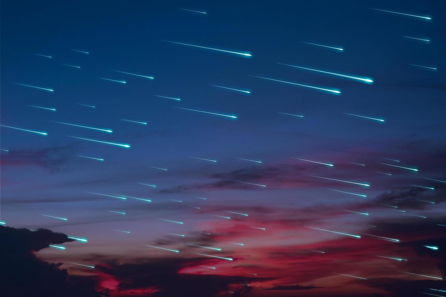 lluvia de meteoritos azules en la puesta del sol cielo nocturno nube oscura foto
