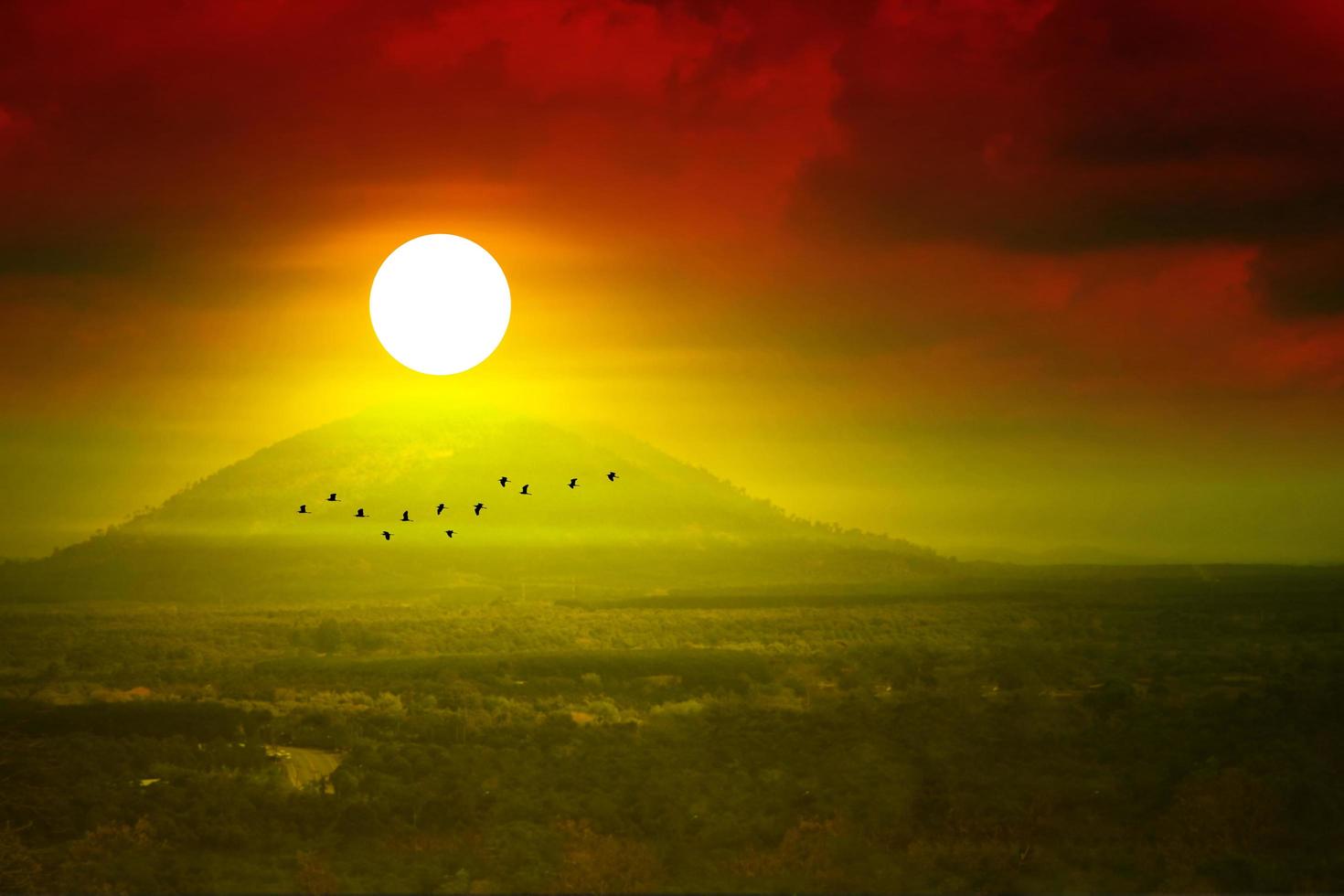 difuminar el amanecer en el cielo de la mañana sobre la colina y la montaña y el vuelo de los pájaros foto