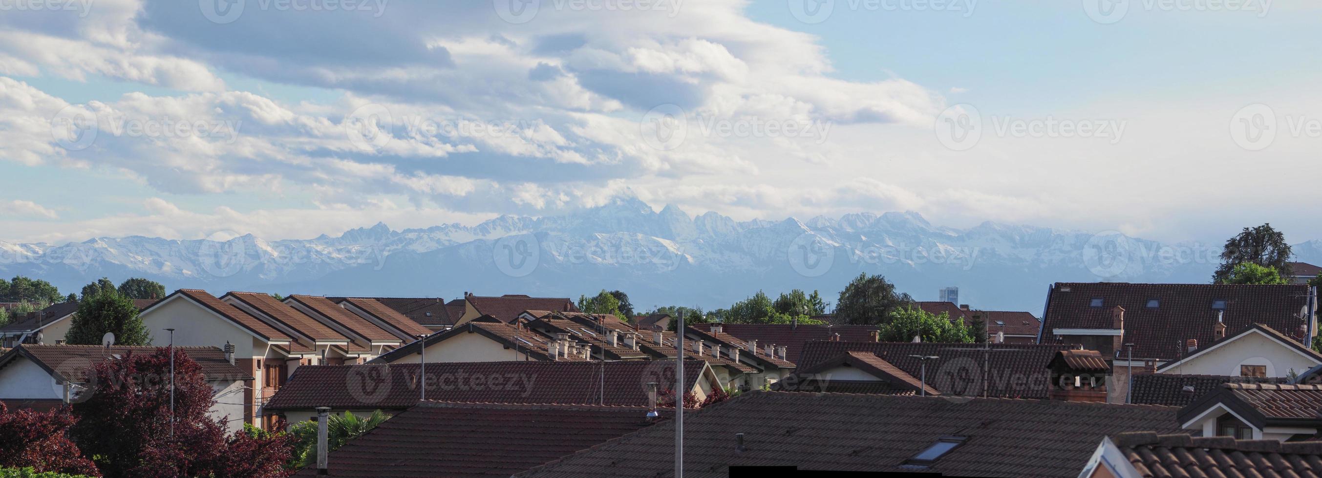 cordillera de montañas y nubes foto