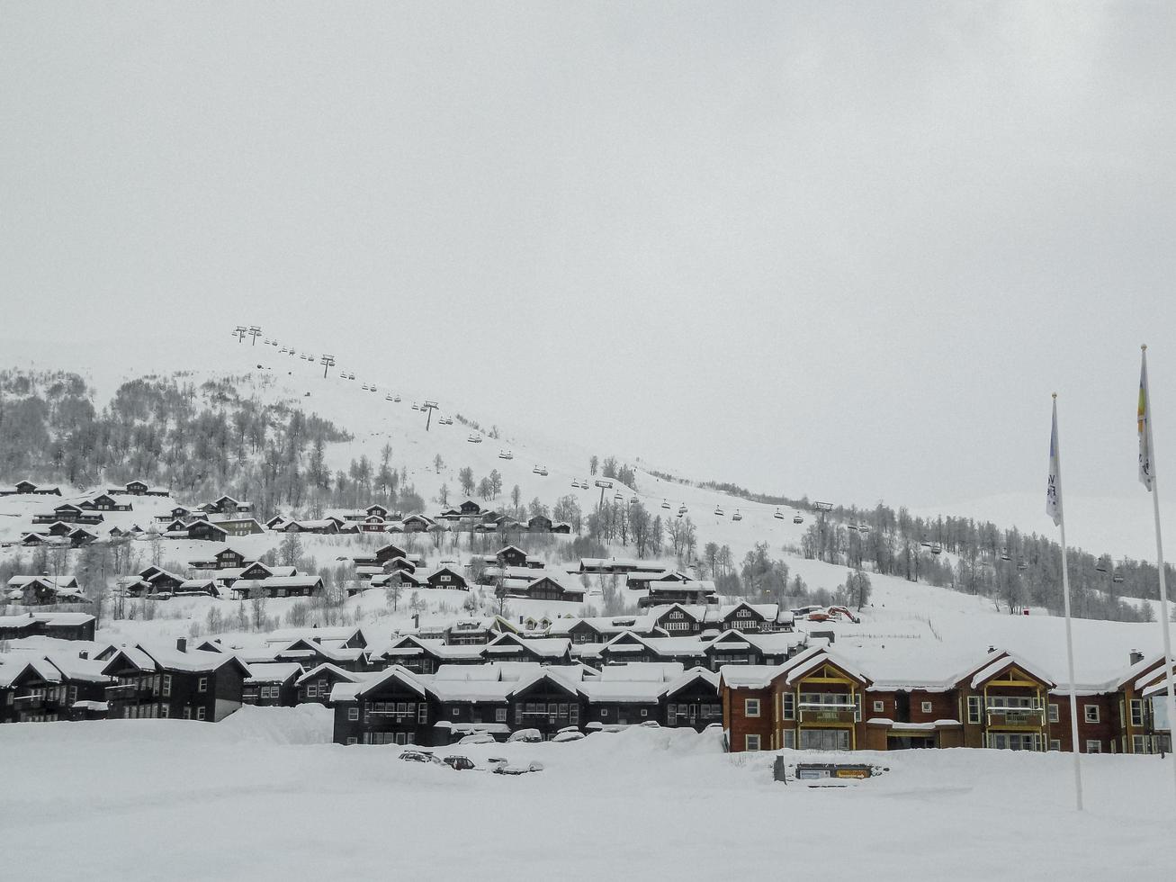 estación de esquí de invierno en vestland, noruega. deportes de esquí, excursionistas. foto