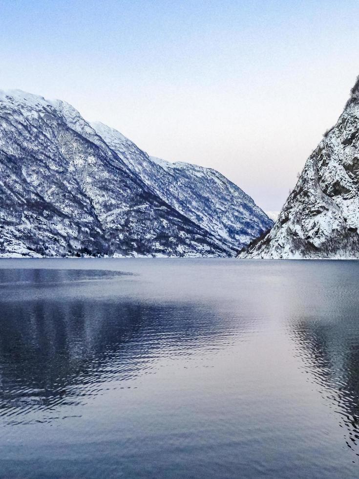 paisaje invernal en el fiordo congelado del río del lago, framfjorden noruega. foto