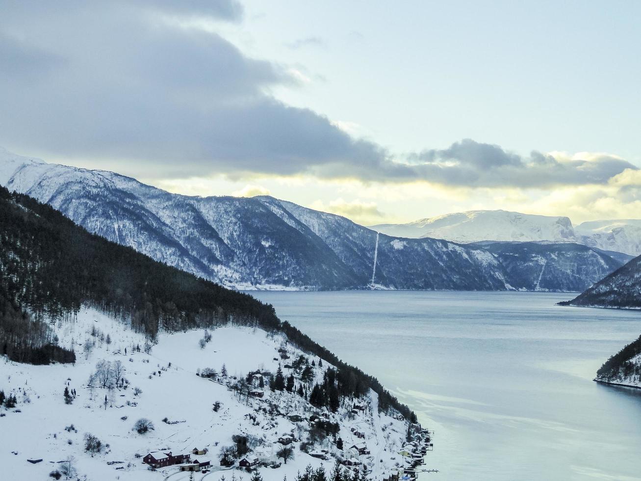 paisaje de invierno y tiempo de la mañana en sognefjord en vestland, noruega. foto