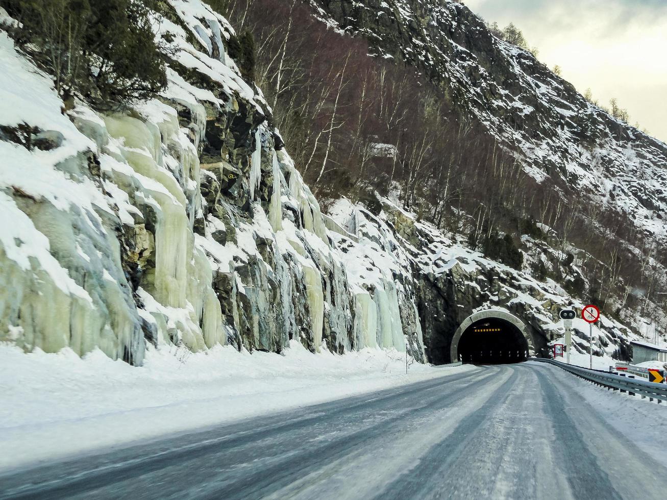 cascadas heladas heladas y túnel oscuro, calles de noruega. foto