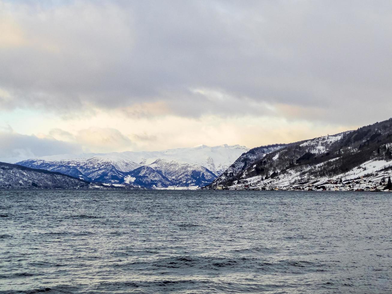 paisaje de invierno y tiempo de la mañana en sognefjord en vestland, noruega. foto