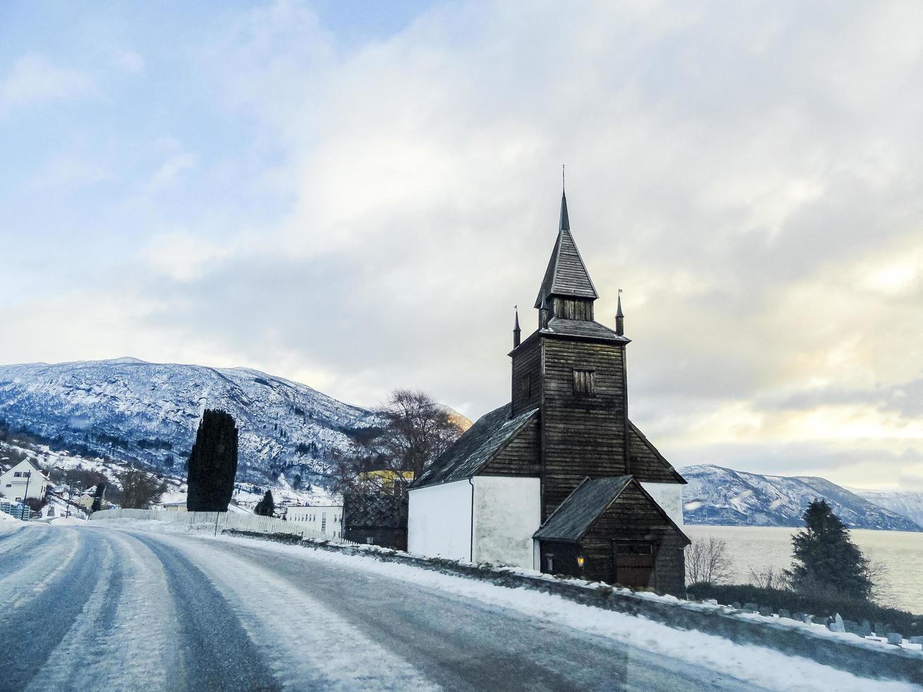 Iglesia noruega kyrkje en leikanger, sogndal, noruega. foto