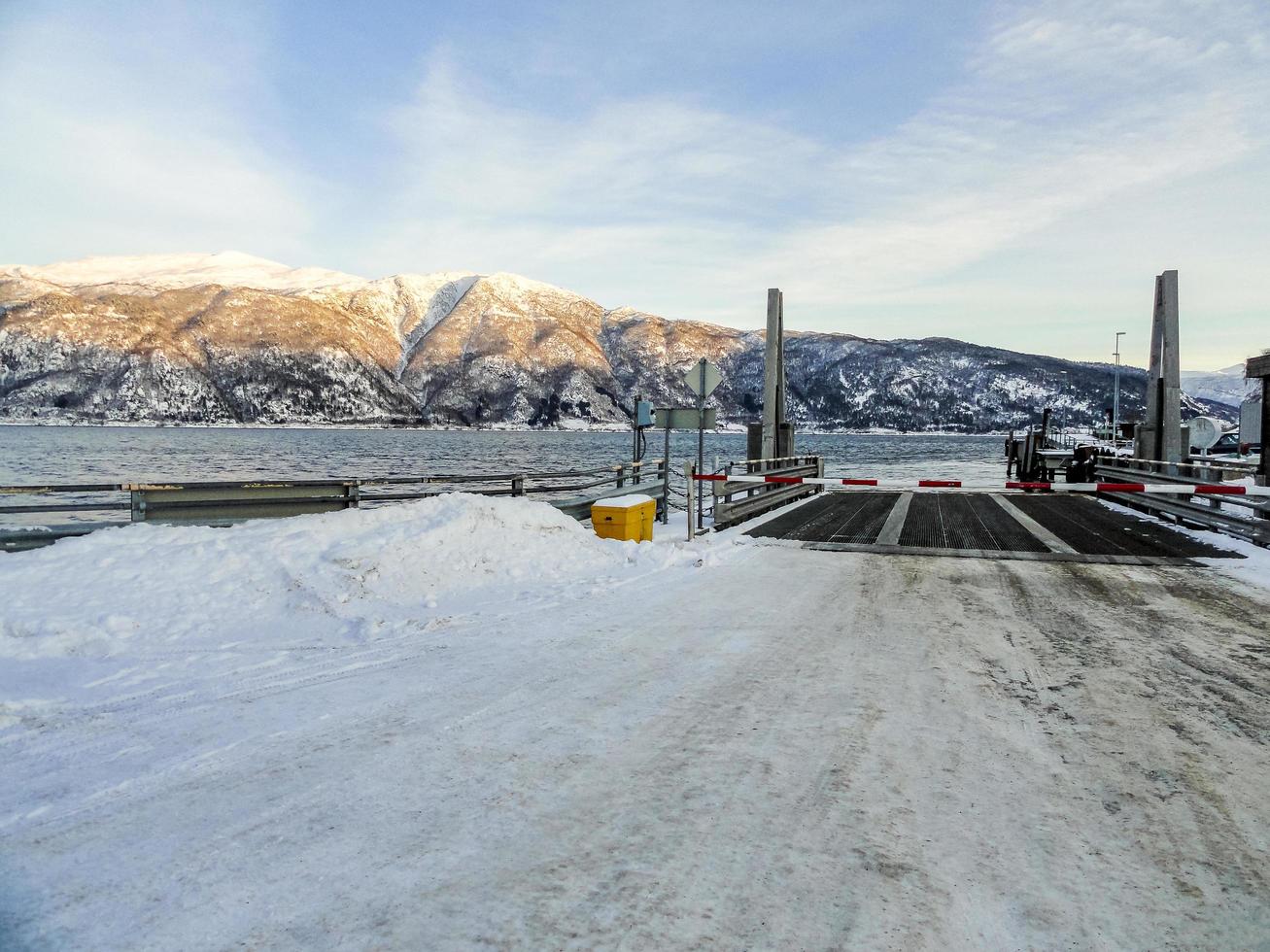 esperando el ferry fjord1 fylkesbaatane en vangsnes a dragsvik, noruega. foto