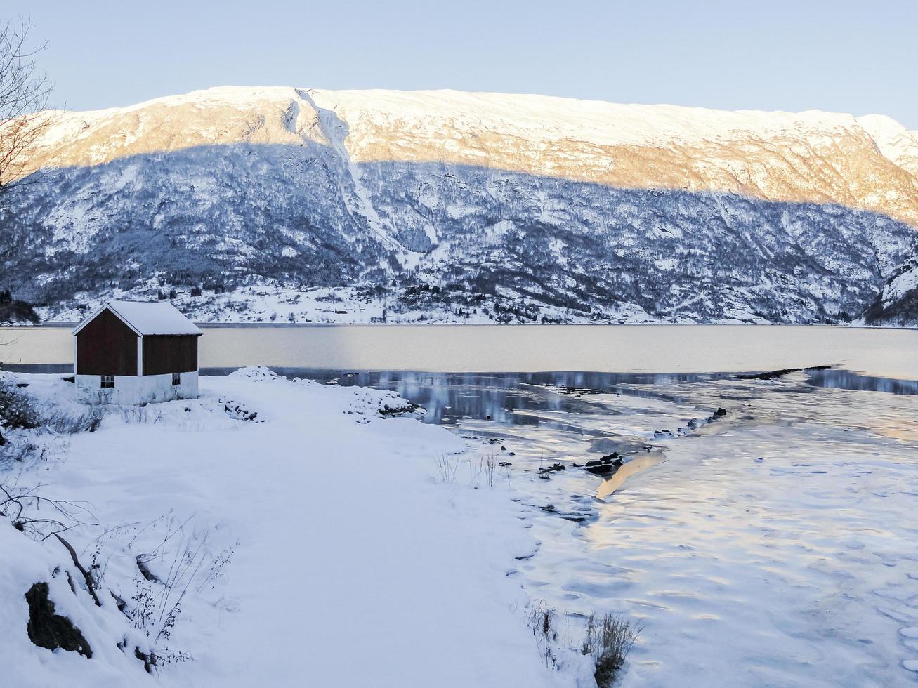 paisaje invernal en el fiordo congelado del río del lago, framfjorden noruega. foto