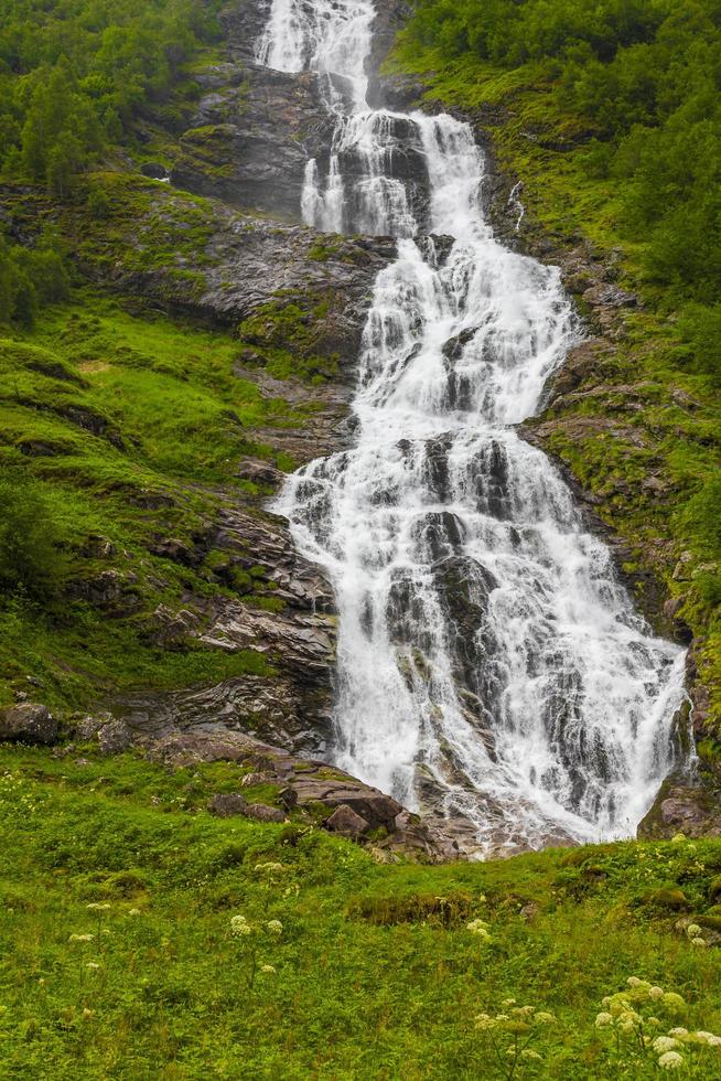 hermosa cascada de hjellefossen utladalen ovre ardal noruega. paisajes más bellos. foto