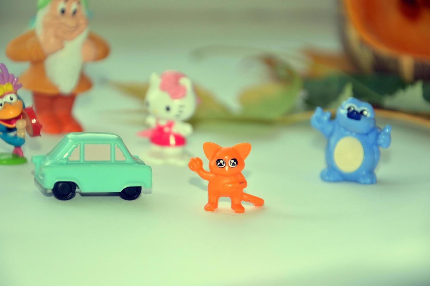 kiev, ucrania, 2020 - varios juguetes para niños pequeños alineados para halloween foto