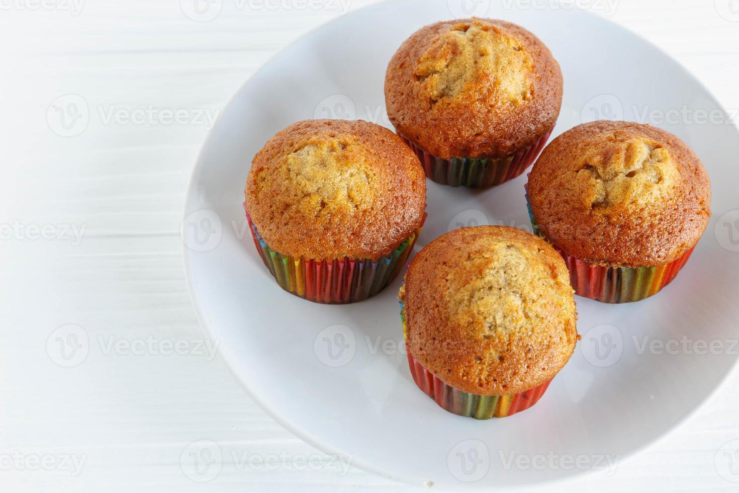 Menú de cupcakes caseros en mesa de madera blanca foto