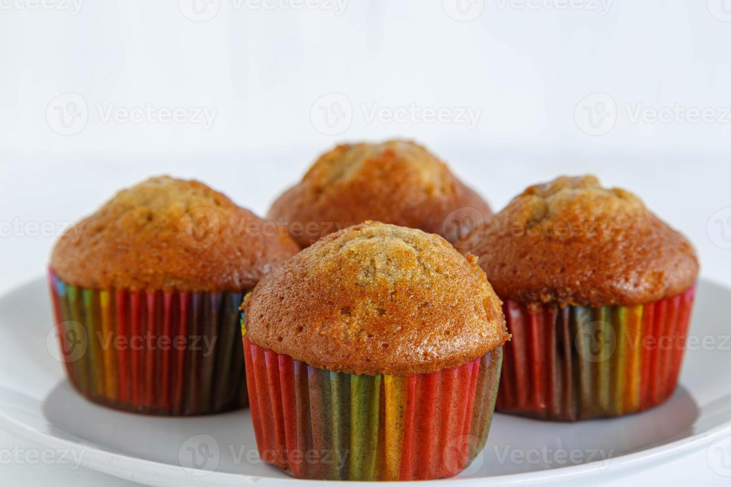 Menú de cupcakes caseros en mesa de madera blanca foto