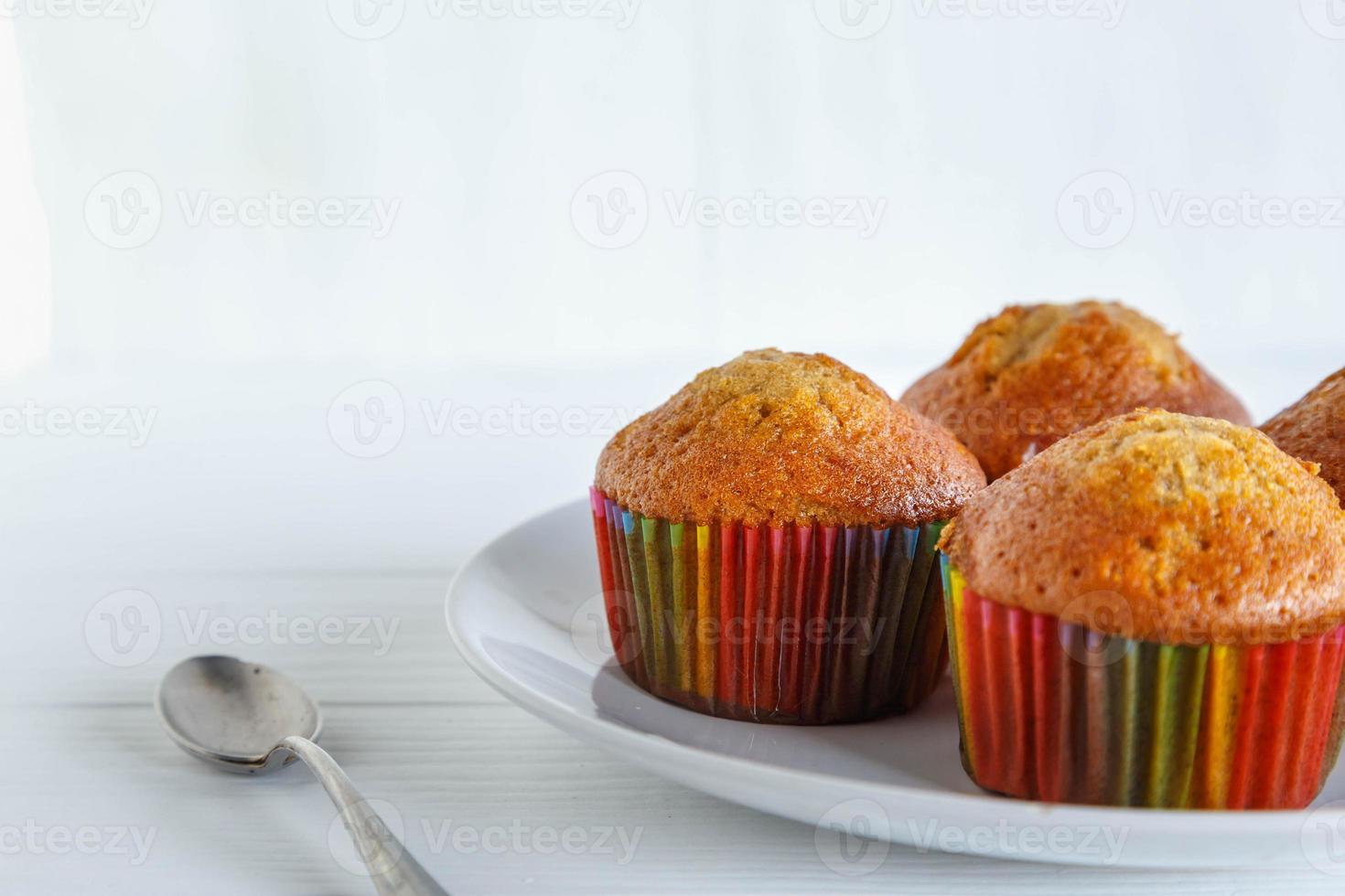 Menú de cupcakes caseros en mesa de madera blanca foto