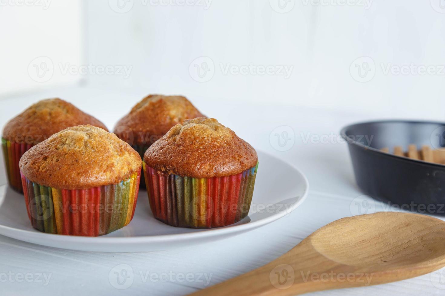 Menú de cupcakes caseros en mesa de madera blanca foto