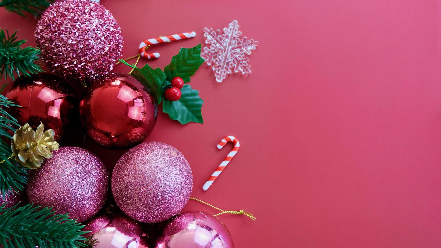 adornos navideños, pino, bolas rosadas, copos de nieve sobre fondo rosa foto