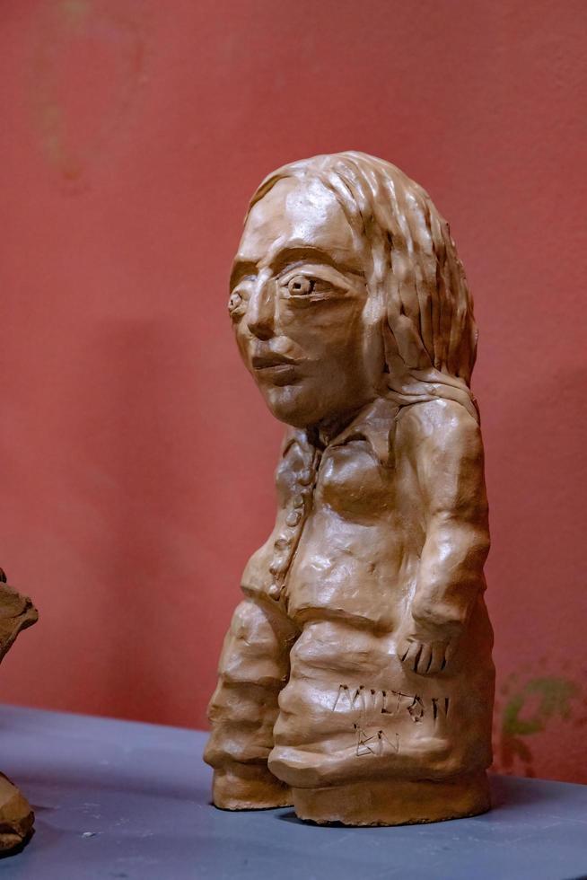goias, brasil, 2019 - pequeña escultura de figura humana foto