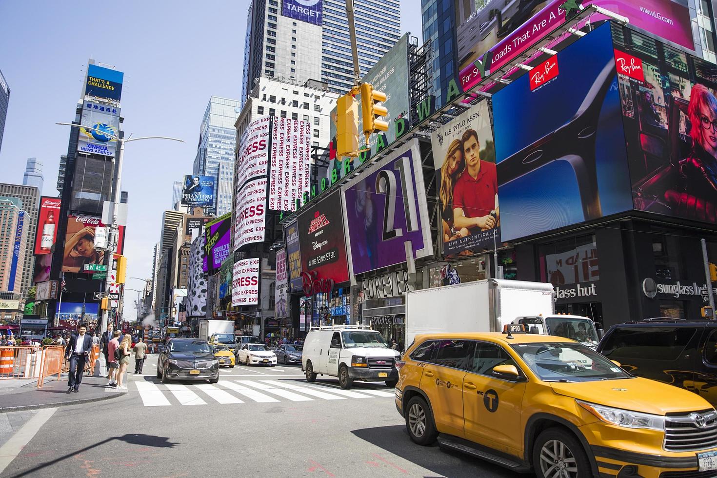 Nueva York, Estados Unidos, 31 de agosto de 2017 - Personas no identificadas en Times Square, Nueva York. Times Square es el lugar turístico más popular de la ciudad de Nueva York. foto