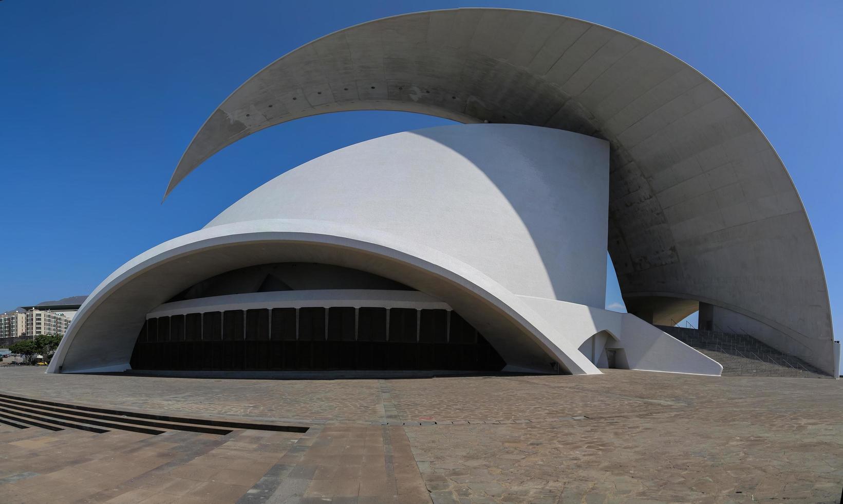 tenerife, españa, 31 de agosto de 2013 - auditorio de tenerife en tenerife, españa. fue diseñado por el arquitecto santiago calatrava valls e inaugurado el 26 de septiembre de 2003. foto