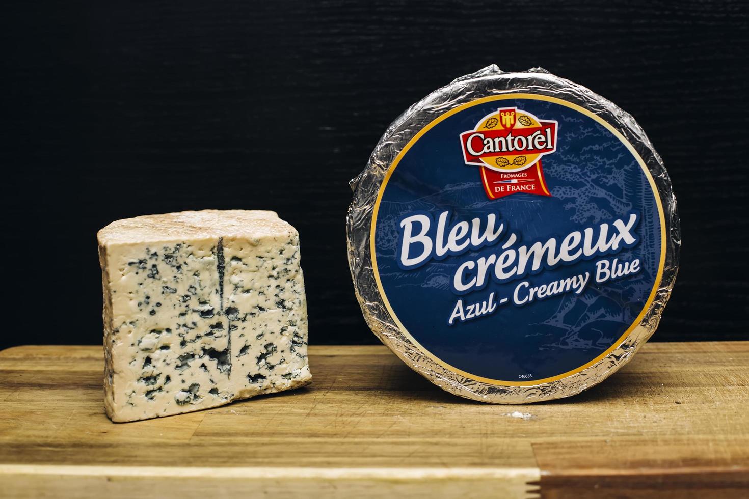 Belgrado, Serbia, 22 de noviembre de 2018 - Detalle de queso Bleu Cremeux. es un queso de leche de vaca suave y cremoso, elaborado en la región de auvernia en el sur de francia foto