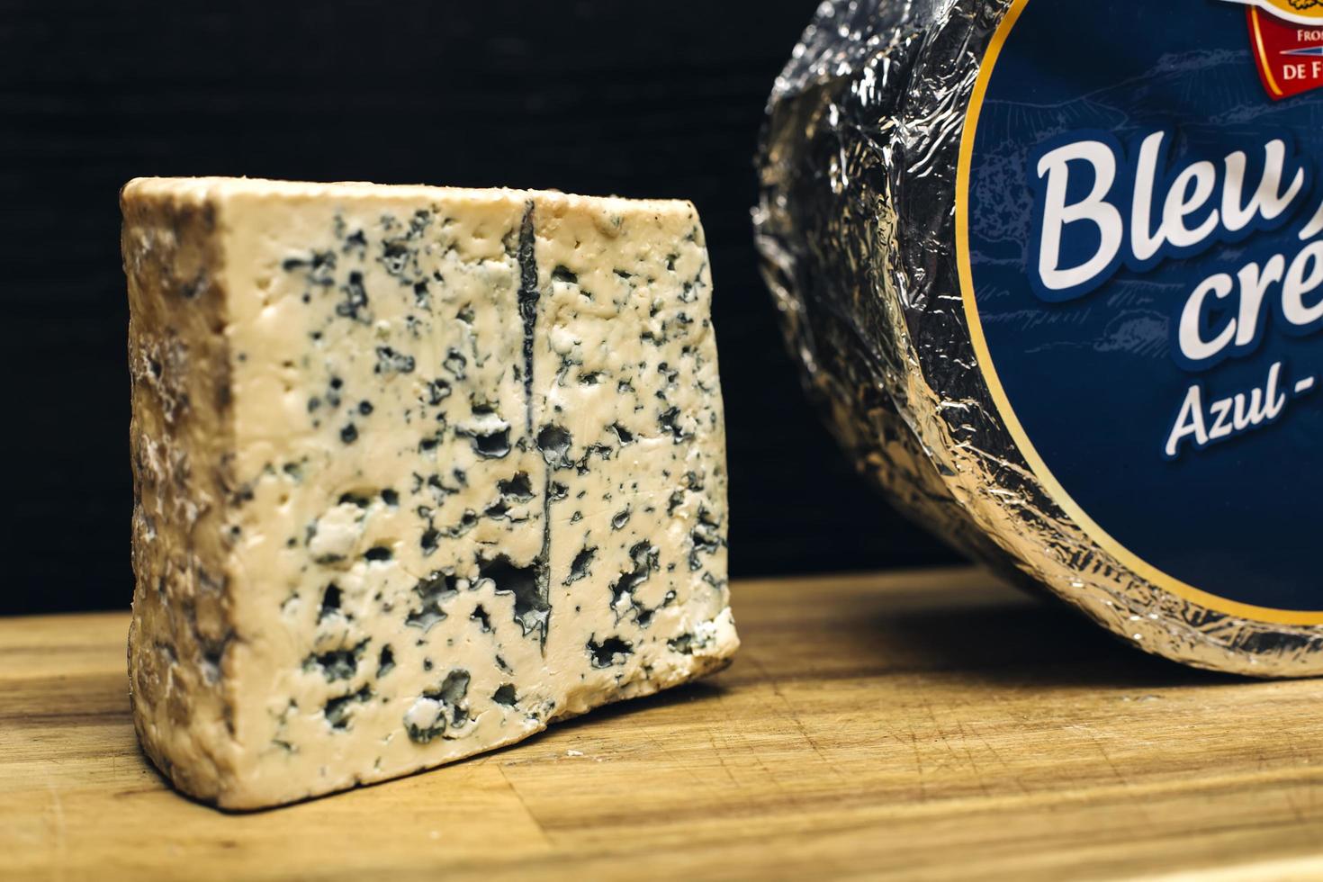 Belgrado, Serbia, 22 de noviembre de 2018 - Detalle de queso Bleu Cremeux. es un queso de leche de vaca suave y cremoso, elaborado en la región de auvernia en el sur de francia foto