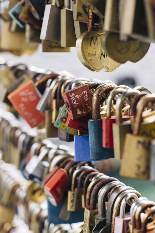 Ljubljana, Eslovenia, 30 de junio de 2018 - Candados en el puente de los carniceros en Ljubljana, Eslovenia. candados que simbolizan declaraciones de amor eterno. foto