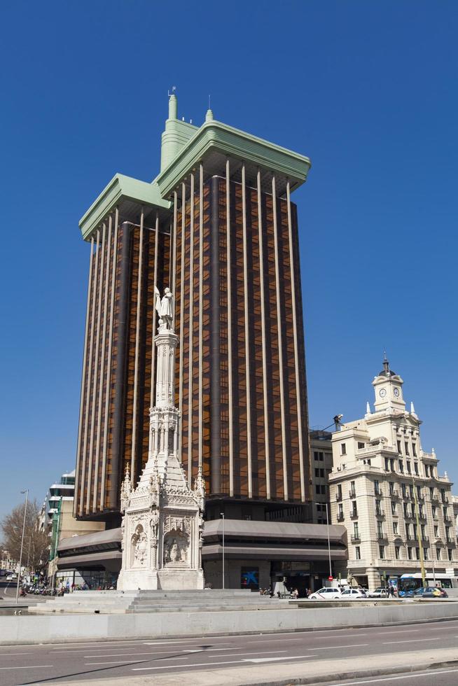 madrid, españa, 16 de marzo de 2016 - plaza de colon en madrid. torres de colon es un alto edificio de oficinas de torres gemelas en la plaza de colón de madrid. foto