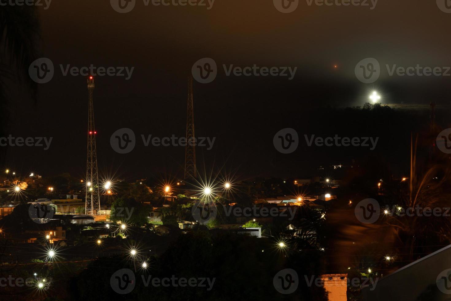 ciudad cassilandia de noche foto